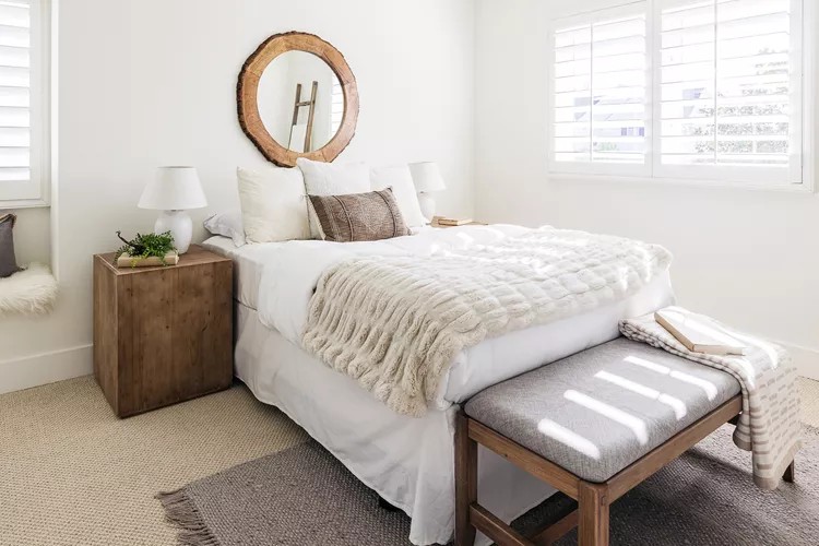 clean-minimalist-white-bedroom