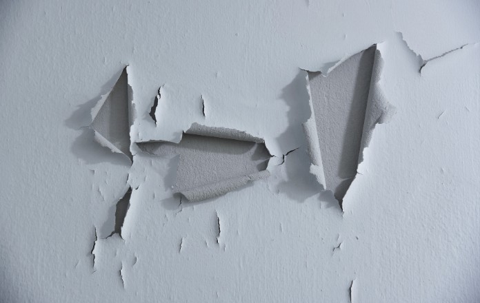 how-to-fix-paint-peeling-off-the-wall-featured-image