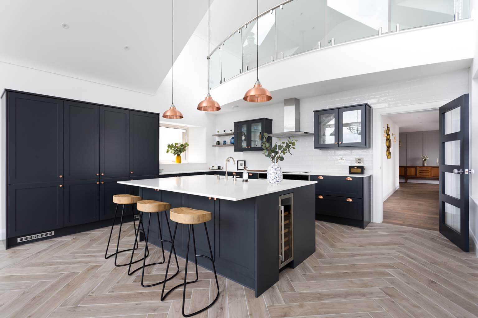 scandinavian-kitchen-with-touches-of-black-and-gold