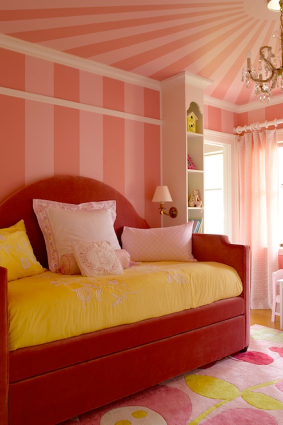 Желто розовый дизайн. Розово желтая спальня. Розовый потолок. Желто розовая комната. Желто розовая детская комната.