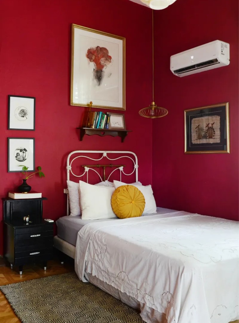bedroom-with-bright-red-coloured-walls