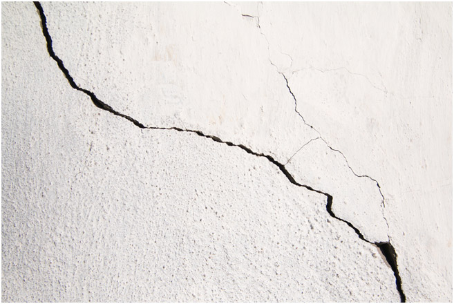 How to Repair Cracks in Walls Before Painting